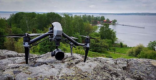 Drönare på klippa i skärgården.