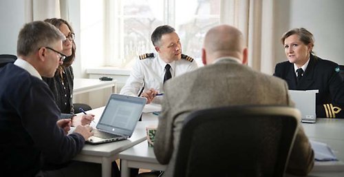 Personer som pratar i grupp